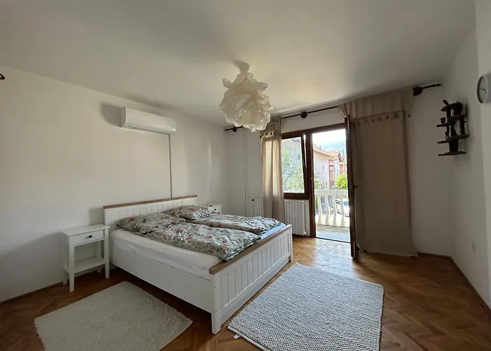 Domus Est Alba